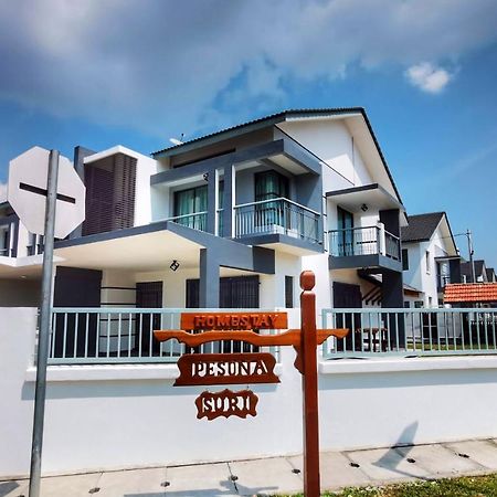 Pesona Suri Homestay バトゥー・パハト エクステリア 写真