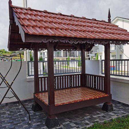 Pesona Suri Homestay バトゥー・パハト エクステリア 写真